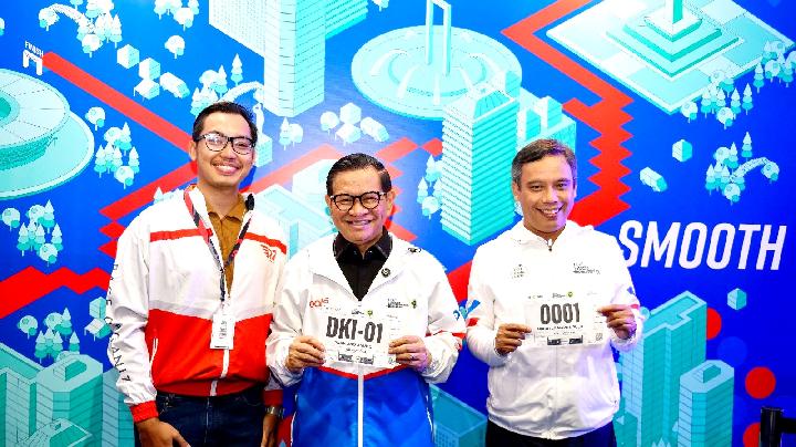 Gubernur DKI Jakarta Pramono Anung dan Direktur Utama PT Bank Tabungan Negara (Persero) Tbk, Nixon LP Napitupulu (kanan) menunjukkan BIB masing-masing usai pengambilan race pack di Race Expo BTN JAKIM 2025 di Kartika Expo, Jakarta, Kamis, 26 Juni 2025. Dok. BTN