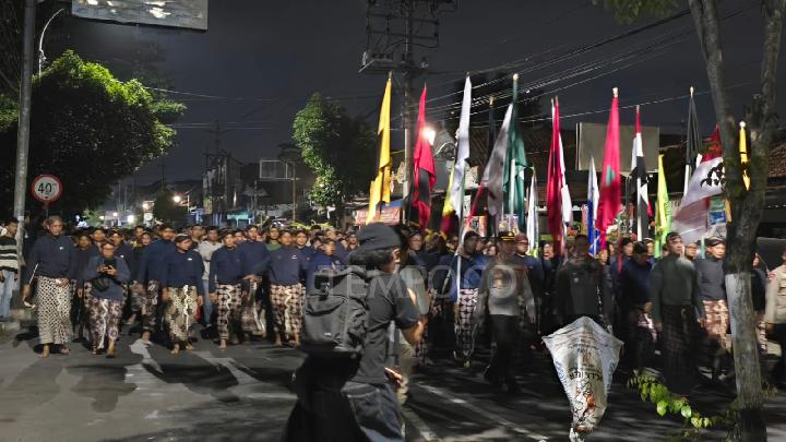 Suasana saat ribuan orang mengikuti tradisi Topo Bisu Mubeng Beteng Keraton Yogyakarta dalam menyambut 1 Suro, Kamis (26/6). malam. Tempo/Pribadi Wicaksono