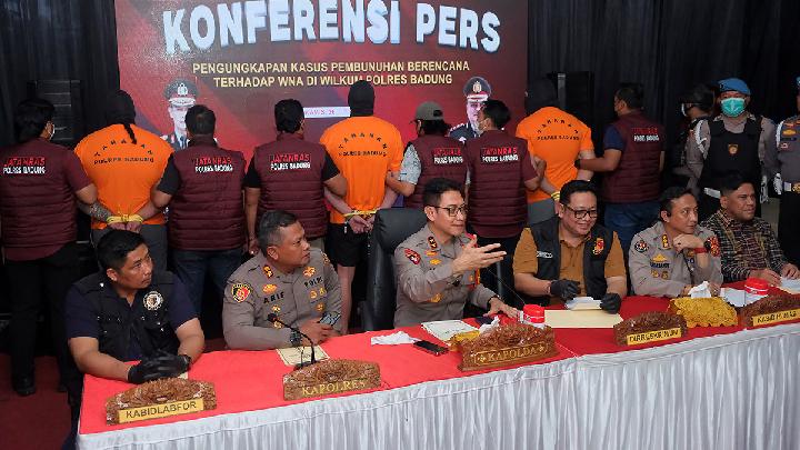 Kapolda Bali Irjen Pol Daniel Adityajaya (tengah) memberikan penjelasan saat konferensi pers kasus penembakan terhadap dua orang warga negara Australia di Polres Badung, Bali, 26 Juni 2025. Antara/Nyoman Hendra Wibowo