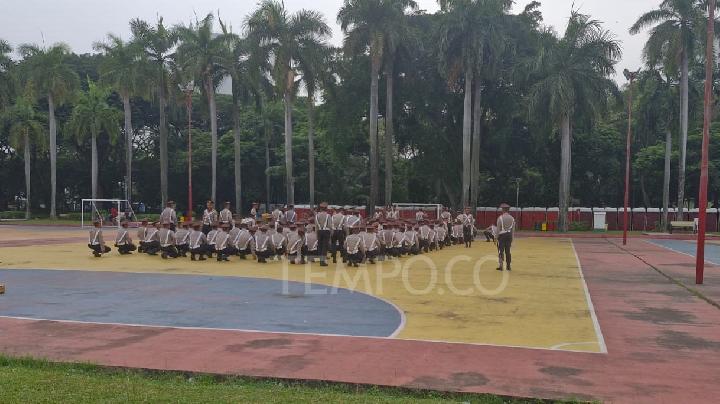 Taruna dan taruni akademi kepolisian sedang berlatih baris berbaris di area Monumen Nasional, Jakarta, 27 Juni 2025. Tempo/Aliy Arivin Anward