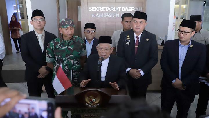 
Bupati Bogor Rudy Susmanto, mendampingi Wakil Presiden Republik Indonesia ke-13 KH.Ma’ruf Amin, membuka ijtima ulama dan pembukaan Pendidikan Kader Ulama (PKU) angkatan ke-19 Kabupaten Bogor, di Auditorium Sekretariat Daerah, Cibinong, Kamis, 26 Juni 2026. Dok. Pemkab Bogor