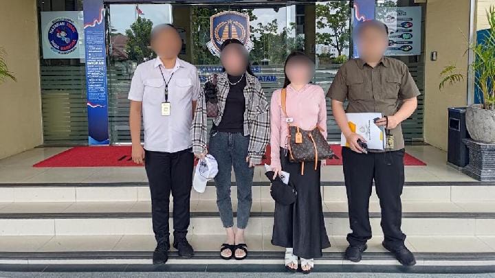 Kedua WNA Vietnam saat di deportasi oleh Imigrasi Batam di Kepualuan Riau, 26 Juni 2025. Dok Imigrasi Batam