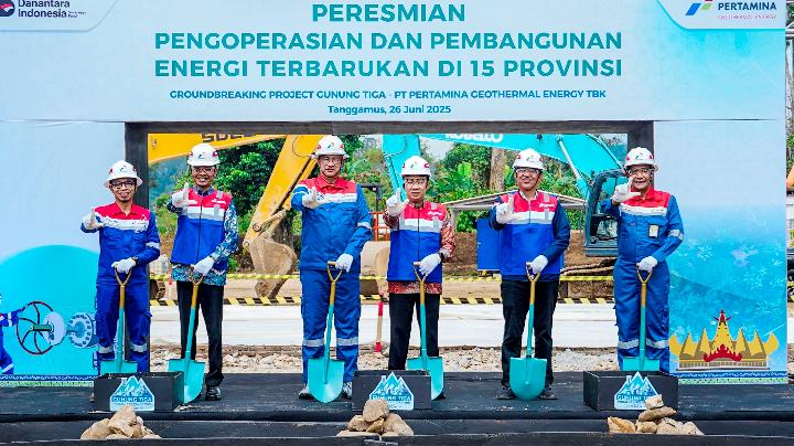 
Sekda Provinsi Lampung Marindo Kurniawan (ketiga kanan) secara simbolis melakukan groundbreaking Proyek Eksplorasi Gunung Tiga PT. Pertamina Geothermal Energy Tbk (PGE), di Desa Gunung Tiga, Kecamatan Ulubelu, Kabupaten Tanggamus, pada Kamis, 26 Juni 2025. Dok. Pemprov Lampung