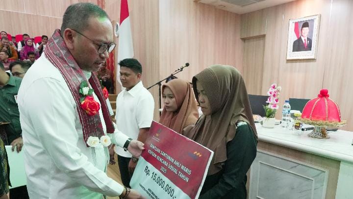 Kemensos Berikan Santunan Korban Penembakan KKB dan Balita Korban Kebakaran di Kendari