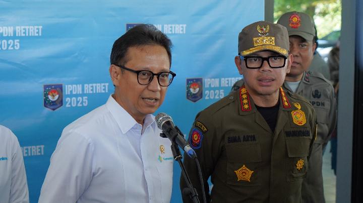 Menteri Kesehatan Budi Gunadi Sadikin bersama Wakil Menteri Dalam Negeri Bima Arya Sugiarto, saat menghadiri Press Conference Retret Kepala Daerah dan Wakil Kepala Daerah Gelombang Kedua Tahun 2025 di Kampus Institut Pemerintahan Dalam Negeri (IPDN) Jatinangor, Kabupaten Sumedang, Jawa Barat, Kamis, 26 Juni 2025. TEMPO/Hendy Mulia