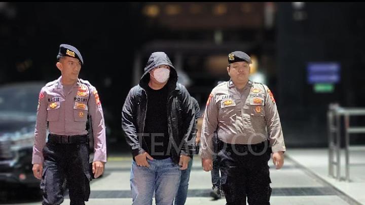 Tiga orang hasil OTT KPK di Mandailing Natal, Sumatera Utara, tiba di Gedung KPK, Jakarta Selatan, 27 Juni 2025. Tempo/Muh Raihan Muzakki