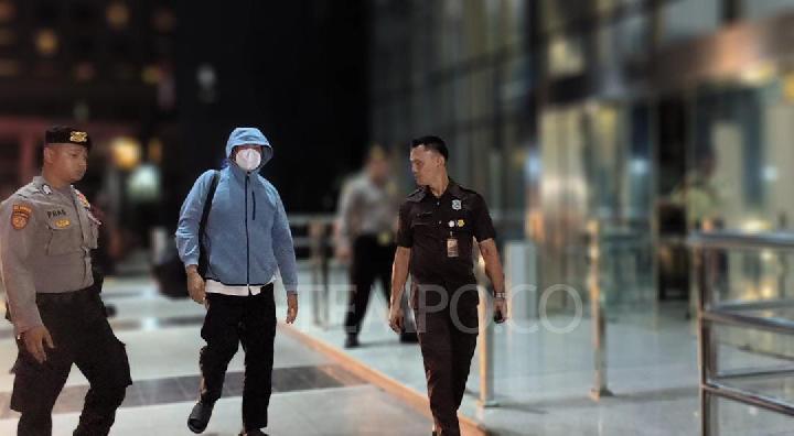 Tiga orang hasil OTT KPK di Mandailing Natal, Sumatera Utara, tiba di Gedung KPK, Jakarta Selatan, 27 Juni 2025. Tempo/Muh Raihan Muzakki