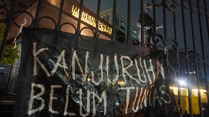 Joint Vigil Marks 1,000 Days Since Kanjuruhan Tragedy Outside National Police HQ