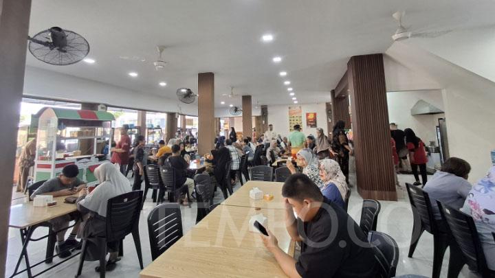 Suasana Kopi Ameng Paragon Hill Batam Center, Kota Batam, terlihat ramai pengunjung, Jumat, 27 Juni 2025 TEMPO/Yogi Eka Sahputra
