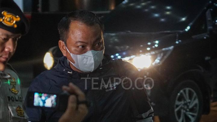 Tersangka operasi tangkap tangan di Kabupaten Mandailing Natal, Sumatera Utara tiba di Gedung Merah Putih KPK, Jakarta, 27 Juni 2025. Tempo/Ilham Balindra
