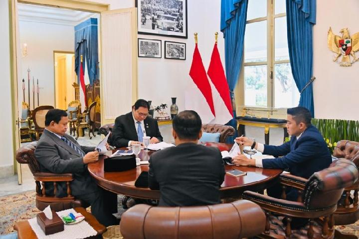 Presiden RI Prabowo Subianto (kiri) menggelar rapat terbatas bersama sejumlah menteri Kabinet Merah Putih di Istana Merdeka, Jakarta, Jumat, 27 Juni 2025. ANTARA/HO-Biro Pers Sekretariat Presiden