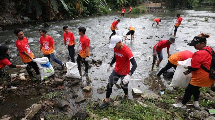 Ganjar Pranowo (topi putih) turun ke Kali Code Yogyakarta untuk turut memunguti sampah di  Yogyakarta, 28 Juni 2025. Tempo/Pribadi Wicaksono