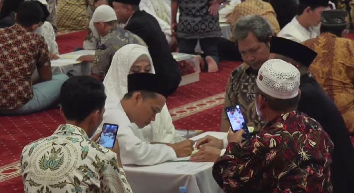 Kementerian Agama menggelar program nikah massal di Masjid Istiqlal, Jakarta Pusat, pada Sabtu, 28 Juni 2025. Sebanyak 100 pasangan pengantin mengikuti prosesi ini. Foto: tangkapan layar YouTube Kementerian Agama.
