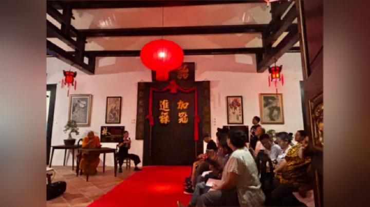 Diskusi di Liem Heritage Rembang dgn pembicara, Kris Budiman dan Banthe Ditthisampanno saat workshop Jurnalisme BWCF. Foto: BWCF| Seno Joko Suyono.
