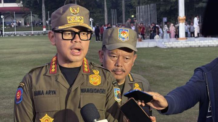 Wakil Menteri Dalam Negeri Bima Arya Sugiarto saat memberikan keterangan di IPDN, Jatinangor, Sumedang, Jawa Barat, 26 Juni 2025.  Antara/Rubby Jovan