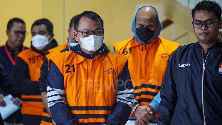 Tersangka yang terjaring operasi tangkap tangan dalam kasus korupsi proyek pembangunan jalan pada Dinas Pekerjaan Umum dan Penataan Ruang, dan preservasi Satuan Kerja Pelaksanaan Jalan Nasional Wilayah I Sumatera Utara di Gedung Merah Putih KPK, Jakarta, 28 Juni 2025. KPK menetapkan lima dari enam orang yang terjaring operasi tangkap tangan di Sumatera Utara sebagai tersangka, dan menyita uang tunai senilai Rp 231 juta. Tempo/Martin Yogi Pardamean