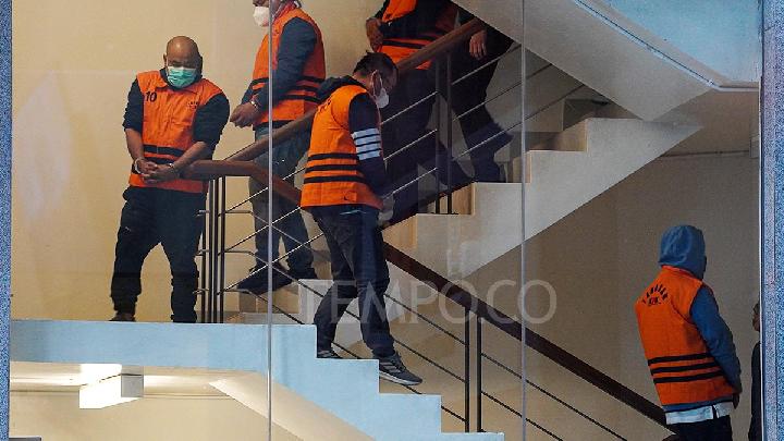 Tersangka yang terjaring operasi tangkap tangan dalam kasus korupsi proyek pembangunan jalan di Dinas PUPR, dan preservasi jalan Satuan Kerja Pelaksanaan Jalan Nasional Wilayah I Sumatera Utara di Gedung Merah Putih KPK, Jakarta, 28 Juni 2025. Tempo/Martin Yogi Pardamean