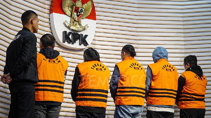 Kelima tersangka yang terjaring operasi tangkap tangan dalam kasus korupsi proyek pembangunan jalan di PUPR, dan preservasi jalan di Satuan Kerja Pelaksanaan Jalan Nasional Wilayah I Sumatera Utara di Gedung Merah Putih KPK, Jakarta, 28 Juni 2025. Tempo/Martin Yogi Pardamean