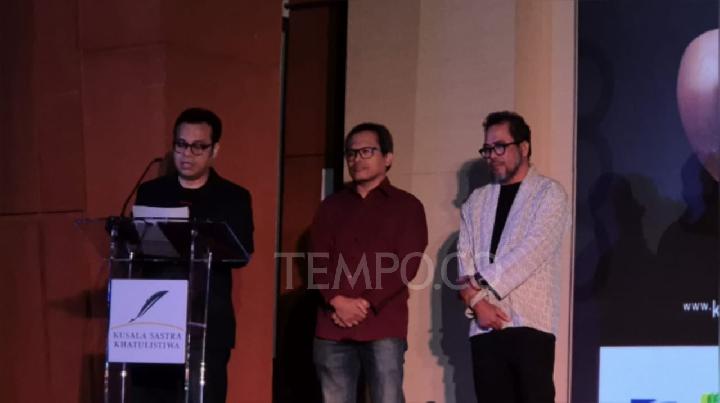 Tiga kurator Kusala Sastra Khatulistiwa 2025, Nezar Patria (kiri), Eka Kurniawan, Eka Kurniawan, dan Hasan Aspahani, berpidato jelang pengumuman karya sastra terpilih di Gedung A Kementerian Kebudayaan, Jakarta Pusat, Sabtu malam, 28 Juni 2025. TEMPO/Ihsan Reliubun.
