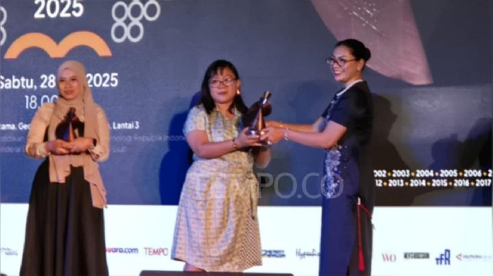 Penulis novel Duri dan Kutuk, Cicilia Oday,menerima piala penghargaan pemenang Kusala Sastra Khatulistiwa 2025 Kategori Novel dari Ketua Yayasan Richard Oh Kusala Indonesia Pratiwi Juliani di Kementerian Kebudayaan, Jakarta Pusat, Sabtu malam, 28 Juni 2025. TEMPO/Ihsan Reliubun.