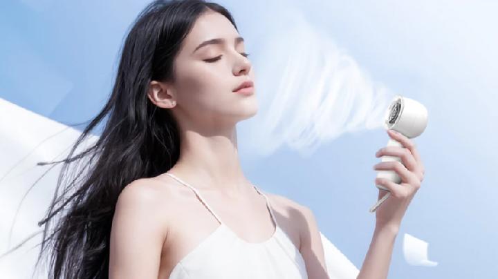 Tetap Adem di Luar Ruangan, Cek 5 Rekomendasi Kipas Genggam Canggih dan Ringkas
