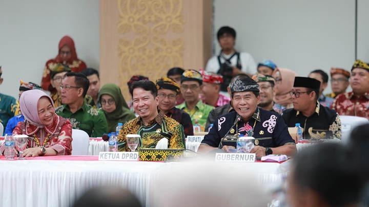 Gubernur Kalimantan Utara (Kaltara) Zainal A. Paliwang (kanan), dalam Rapat Dengar Pendapat (RDP) bersama Komisi VII DPR RI di Ruang Serbaguna Kantor Gubernur Kaltara, Kamis, 19 Juni 2025. Dok. Pemprov Kaltara
