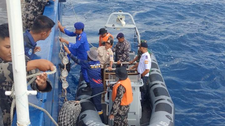 Kapal pengawas Orca 05 milik Kementerian Kelautan dan Perikanan tidak bisa merapat karena pendangkalan alur di sekitar Pulau Enggano, Bengkulu, 28 Juni 2025 [Dok. Kementerian Kelautan dan Perikanan]