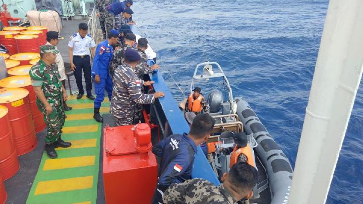 Kapal pengawas Orca 05 milik Kementerian Kelautan dan Perikanan tidak bisa merapat karena pendangkalan alur di sekitar Pulau Enggano, Bengkulu, 28 Juni 2025 [Dok. Kementerian Kelautan dan Perikanan]