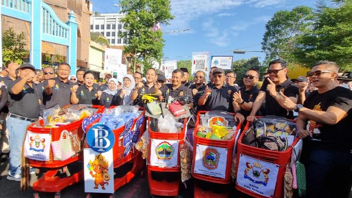 Geubernur Jawa Tengah, Ahmad Luthfi (tujuh dari kiri) bersama para kepala daerah di Solo Raya dan pimpinan Kamar Dagang dan Industri (Kadin) mendorong troli belanja berisi produk-produk unggulan UMKM sebagai tanda dimulainya pesta diskon terbesar Solo Raya Great Sale 2025 di Jalan Slamet Riyadi Solo, Jawa Tengah, Minggu, 29 Juni 2025. TEMPO/Septhia Ryanthie