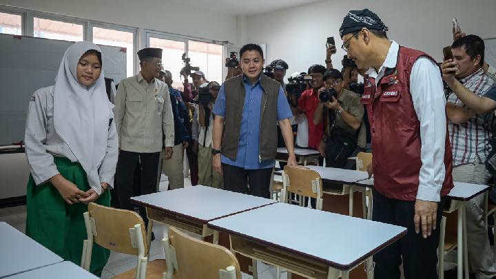 Menteri Sosial Saifullah Yusuf (kanan), Sekretaris Kabinet Teddy Indra Wijaya (ketiga kiri), Menteri Pekerjaan Umum Dody Hanggodo (kedua kiri) melihat kondisi ruang kelas saat kunjungan ke Sekolah Rakyat di Sentra Handayani, Jakarta, 29 Juni 2025. Antara/Fauzan