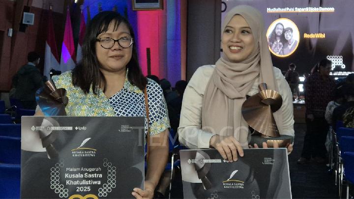 Penulis Cicilia Oday dan Sasti Gotama (kanan) selepas menerima penghargaan Kusala Sastra Khatulistiwa di Gedung A Kementerian Kebudayaan, Jakarta Pusat, 28 Juni 2025. Tempo/Ihsan Reliubun