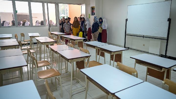 Calon murid dan wali calon murid melihat kondisi ruang kelas di lokasi yang akan dijadikan Sekolah Rakyat di Sentra Handayani, Jakarta,  29 Juni 2025. AntaraFauzan