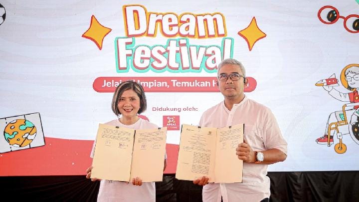 Wali Kota Bandung Muhammad Farhan (kanan), dan CEO Save the Children Indonesia Dessy Kurniawy Ukar menandatangani nota kesepahaman (MoU) menjadikan Bandung Kota Ramah Anak dan Inklusif, di Plaza Balai Kota Bandung, Ahad, 29 Juni 2025. Dok. Pemkot Bandung