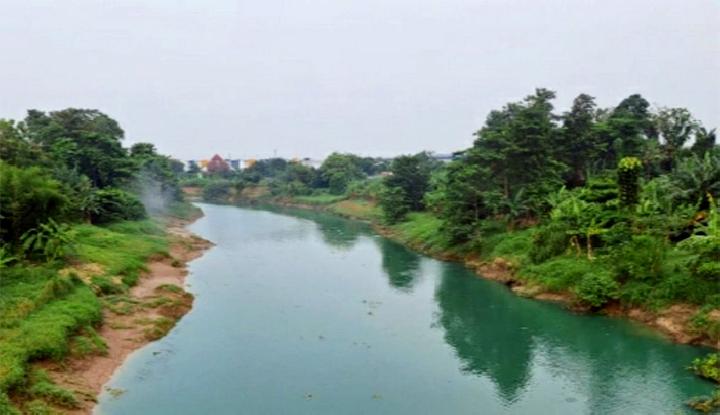 Air Sungai Citarum berubah warna menjadi biru kehijauan di Karawang, Jawa Barat, 21 Juni 2025. Antara/Ali Khumaini