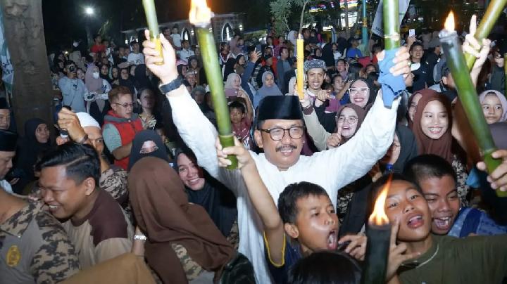 Ribuan Warga Sukabumi Meriahkan Pawai Obor