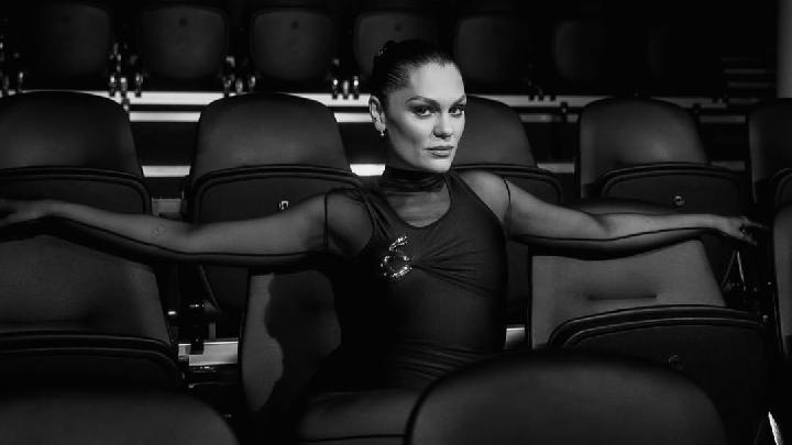 Cerita Jessie J Jalani Operasi Kanker Payudara, Tunjukkan Momen Emosional