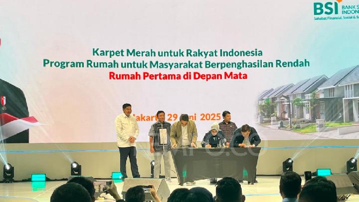 Menteri Perumahan dan Kawasan Permukiman Maruarar Sirait (kiri), Kepala Badan Pusat Statistik Amalia Adininggar Widyasanti, Komisaris BP Tapera Heru Pudyo Nugroho, dan Direktur Utama BSI Anggoro Eko Cahyo menandatangani nota kesepahaman serta serah terima kunci perumahan di Jakarta International Convention Center, Jakarta, 29 Juni 2025. Tempo/Annisa Febiola.