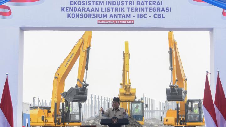 Presiden Prabowo Subianto menyampaikan sambutannya saat peletakan batu pertama (groundbreaking)  pembangunan proyek Ekosistem Industri Baterai Kendaraan Listrik Terintegrasi Konsorsium ANTAM-IBC-CBL di Artha Industrial Hill, Karawang, Jawa Barat, 29 Juni 2025. Antara/Muhammad Adimaja