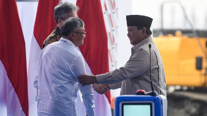Presiden Prabowo Subianto (kanan) berbincang bersama Dubes China untuk Indonesia Wang Lutong (kedua kiri) dan Co Founder CATL Li Ping (kiri) usai pelaksanaan peletakan batu pertama (groundbreaking) pembangunan proyek Ekosistem Industri Baterai Kendaraan Listrik Terintegrasi Konsorsium ANTAM-IBC-CBL di Artha Industrial Hill, Karawang, Jawa Barat, 29 Juni 2025. Antara/Muhammad Adimaja