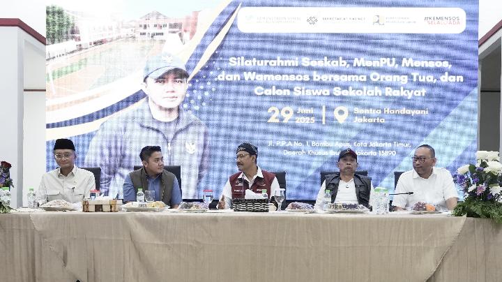 Mensos bersama Seskab dan Menteri PU Buka Dialog dengan Orang Tua Siswa Sekolah Rakyat