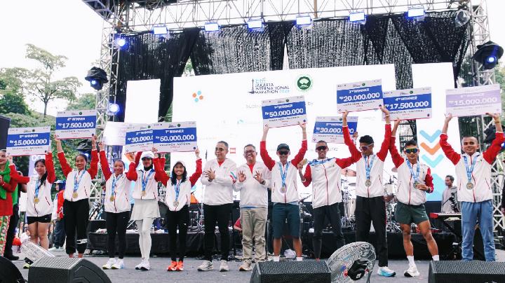 Komisaris Utama Bank Tabungan Negara (BTN) Suryo Utomo (keenam kiri), berfoto bersama pemenang BTN Jakarta International Marathon (JAKIM) 2025 di Stadion Utama Gelora Bung Karno, Jakarta, Minggu, 29 Juni 2025. TEMPO/Abdul Karim
