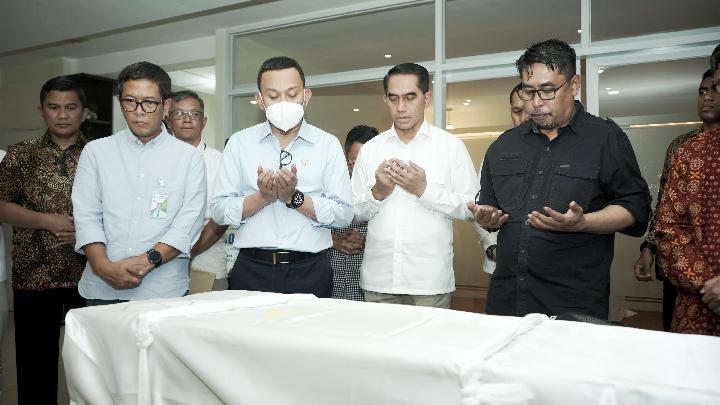 Menteri P2MI Abdul Kadir Karding (kedua kiri), bersama perwakilan BPJS Ketenagakerjaan saat menyerahkan jenazah Ngadiman, PMI asal Cilacap yang meninggal akibat kecelakaan kerja di Korea Selatan, di Bandara Soekarno-Hatta, Ahad, 29 Juni 2025. Dok. BPJS Ketenagakerjaan
