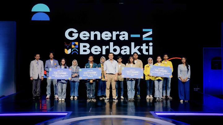 Panelis Genera-Z Berbakti, Nicholas Saputra (tengah), Happy Salma (kanan), dan Prof. Yohanes Surya (kiri) berpose bersama empat tim pemenang dari UI, UNSRAT, UNILA, dan UGM yang akan menjalankan program pengabdian di Desa Bakti BCA, Jakarta, Sabtu, 28 Juni 2025. Dok. BCA