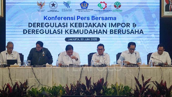 Wakil Menteri Keuangan, Anggito Abimanyu (kiri); Menteri Kehutanan, Raja Juli Antoni; Menko Perekonomian, Airlangga Hartanto; Menteri Perdagangan, Budi Santoso; Wakil Menteri Perindustrian, Faisol Riza; dan Deputi Bidang Perekonomian Kementerian Sekretariat Negara, Satya Bhakti Parikesit dalam konferensi pers Deregulasi Kebijakan Impor dan Deregulasi Kemudahan Berusaha di Kantor Kementerian Perdagangan, Jakarta, 30 Juni 2025. Tempo/Ilham Balindra