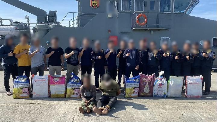 Petugas Kanwil Bea Cukai Aceh bersama barang bukti narkotika hasil penindakan sepanjang Semester I 2025 di Pelabuhan Malahayati, Aceh, Rabu, 25 Juni 2025. Dok. Bea Cukai