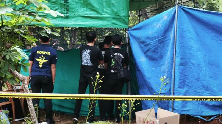 Proses ekshumasi jenazah mahasiswa Fakultas Ekonomi dan Bisnis Universitas Lampung (Unila) Pratama Wijaya Kusuma oleh Polda Lampung yang diduga wafat setelah mengikuti kegiatan Pendidikan dasar organisasi mahasiswa ekonomi pecinta lingkungan, Bandar Lampung, 30 Juni 2025. Antara/Dian Hadiyatna