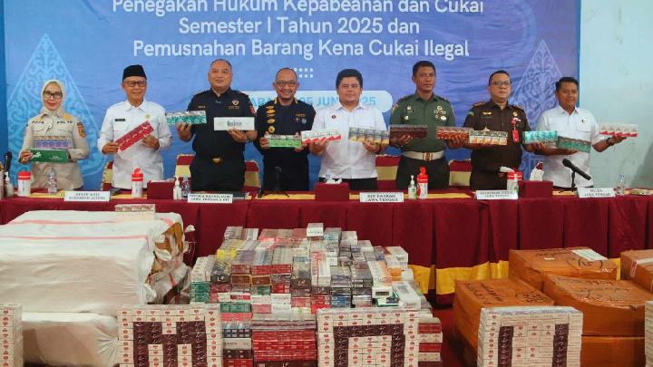 Petugas Bea Cukai Jateng DIY memperlihatkan barang bukti rokok ilegal yang dimusnahkan dalam konferensi pers Penegakan Hukum Kepabeanan dan Cukai Semester I Tahun 2025 di Semarang, Senin, 30 Juni 2025. Dok. Bea Cukai
