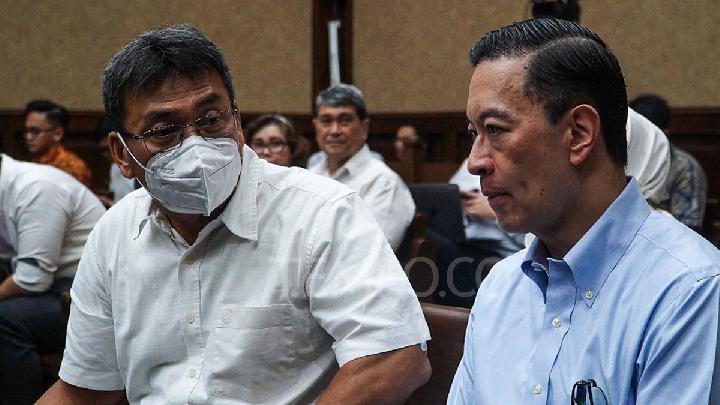 Mantan Menteri Perdagangan, Thomas Trikasih Lembong atau Tom Lembong (kanan) dan terdakwa eks Direktur Pengembangan Bisnis PT PPI, Charles Sitorus sebelum mengikuti sidang lanjutan kasus dugaan korupsi impor gula di Pengadilan Tipikor Jakarta, Senin, 30 Juni 2025. Tempo/Martin Yogi Pardamean