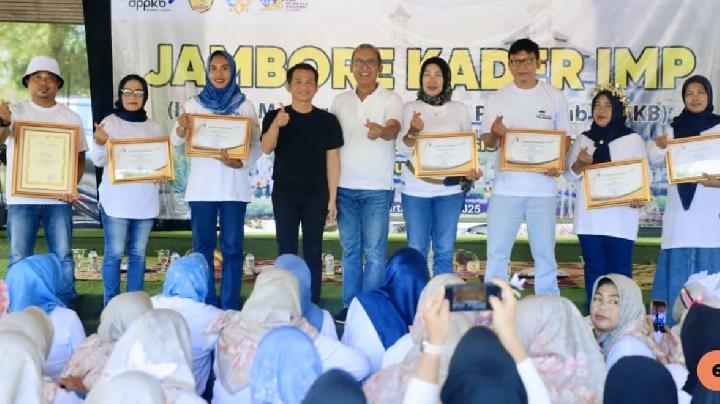 (Berbaju hitam) Bupati Saepul Bahri Binzein, bersama warga Purwakarta meriahkan Hari Keluarga Nasional ke-32 di Cikao Water Park, Desa Cisalada, Jatiluhur, Minggu, 29 Juni 2025. Dok. Pemkab Purwakarta