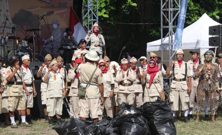 Pegiat sepeda ontel mengikuti aksi bersih sampah di Kota Yogyakarta, Minggu (29/6). Dok. Pemkot Yogyakarta